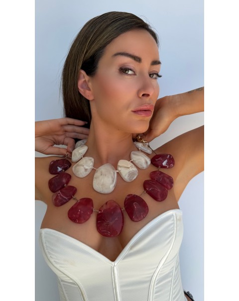 Κολιέ με ακριλικές πέτρες