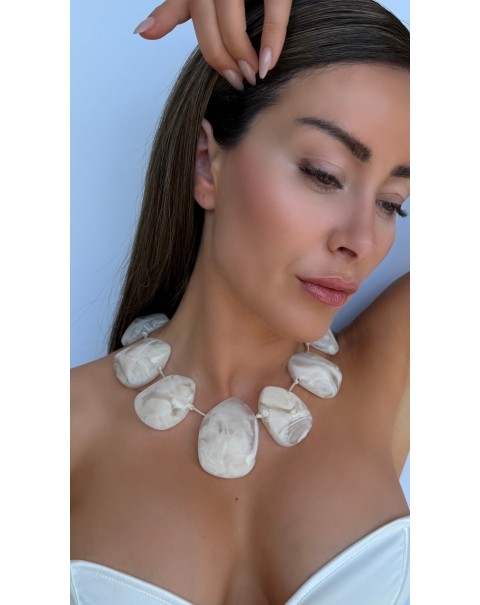 Κολιέ με ακριλικές πέτρες