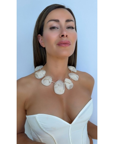 Κολιέ με ακριλικές πέτρες