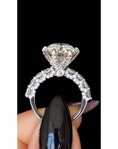 Μοϊσανίτης σε μονόπετρο δαχτυλίδι 