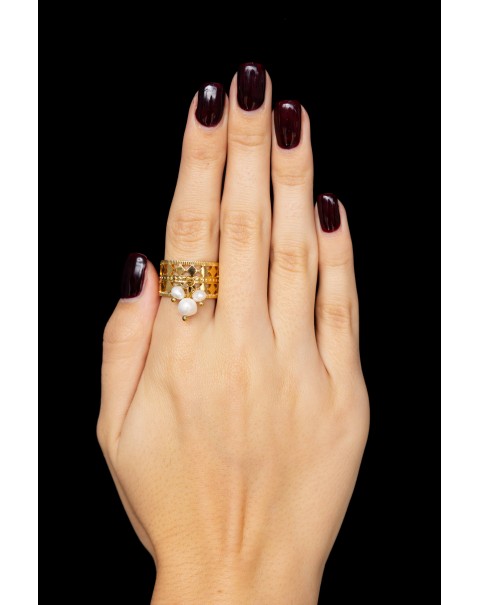 Δαχτυλίδι σκαλιστό με κρεμαστές πέρλες