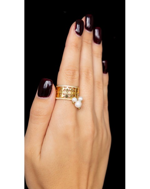 Δαχτυλίδι σκαλιστό με κρεμαστές πέρλες