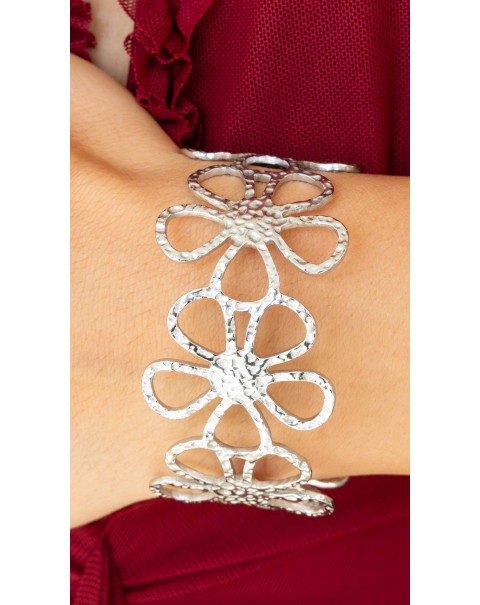 Σταθερό βραχιόλι σφυρήλατο με λουλούδια