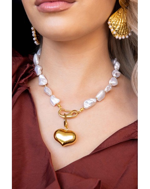 Heart necklace made of asymmetrical pearls