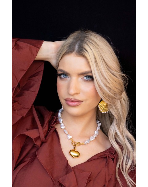 Heart necklace made of asymmetrical pearls