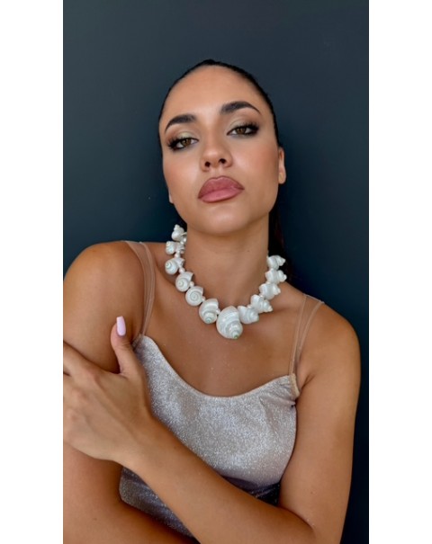 Κολιέ από φυσικά κοχύλια και πέρλες γλυκού νερού