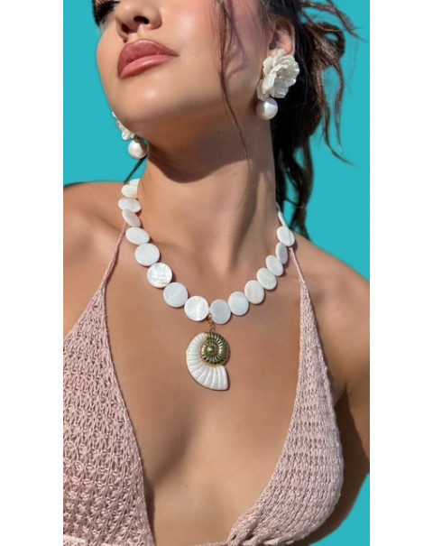 Κολιέ με φίλντισι και κρεμαστό κοχύλι 