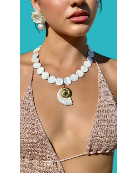 Κολιέ με φίλντισι και κρεμαστό κοχύλι 