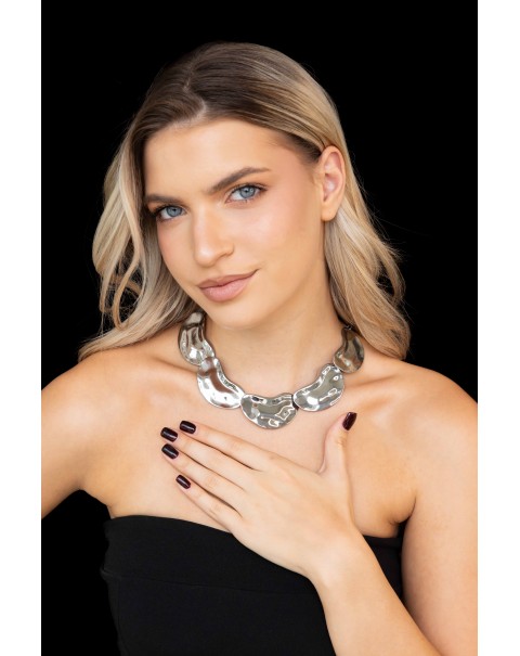 Κολιέ με ακανόνιστα μεταλλικά στοιχεία  