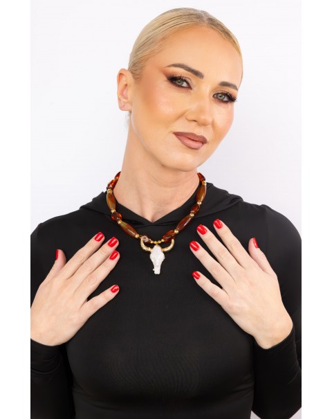 Κολιέ από χάντρες και κεφάλι ταύρου