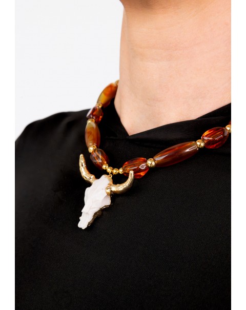 Κολιέ από χάντρες και κεφάλι ταύρου