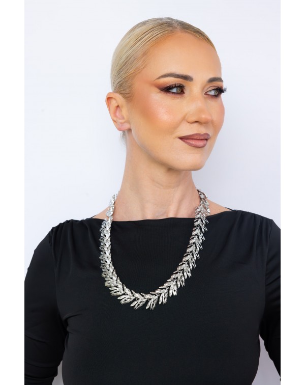 Long necklace with leaf design