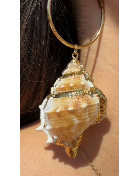 Κρεμαστά σκουλαρίκια με φυσικό κοχύλι