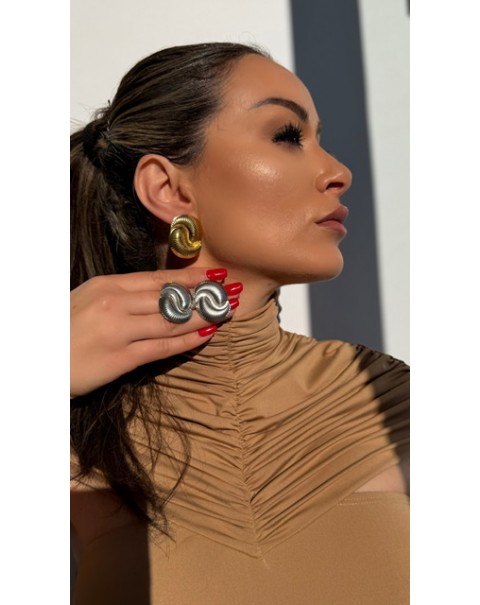 Σκουλαρίκια οβάλ με ανάγλυφο αφηρημένο σχέδιο