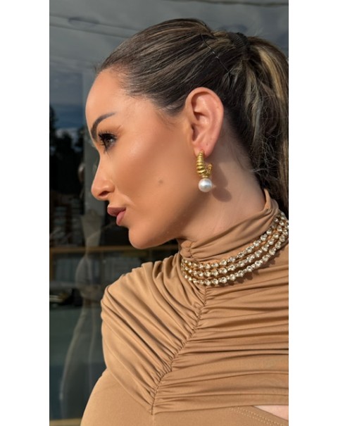 Σκουλαρίκια ανάγλυφα με πέρλα