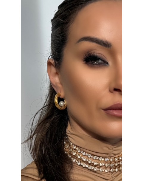 Σκουλαρίκια ανάγλυφος κρίκος με πέρλα εσωτερικά