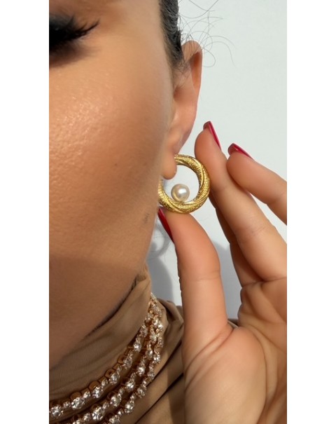 Σκουλαρίκια ανάγλυφος κρίκος με πέρλα εσωτερικά