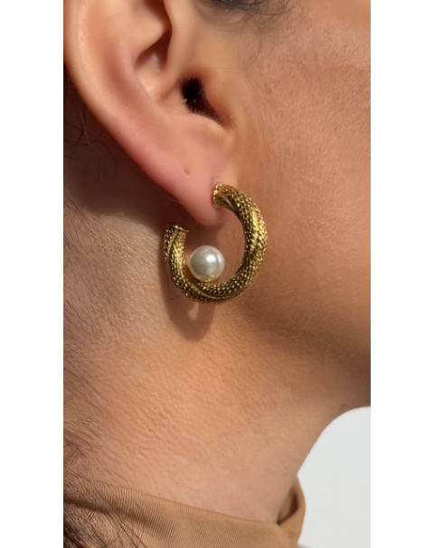 Σκουλαρίκια ανάγλυφος κρίκος με πέρλα εσωτερικά