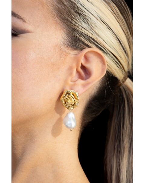 Σκουλαρίκια λουλούδι με κρεμαστή ανομοιόμορφη πέρλα