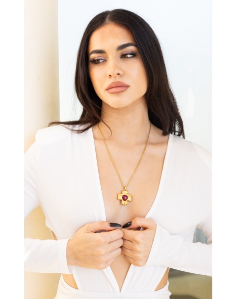 Σταυρός με κόκκινη καρδιά στο κέντρο 